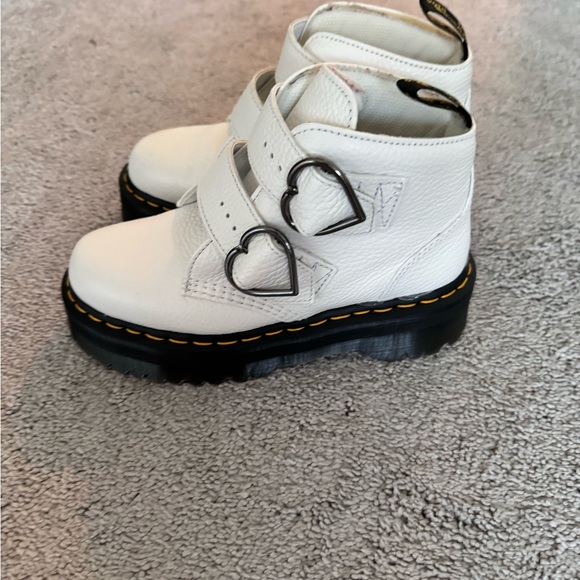 Dr Marten white boot size 7 - Picture 2 of 6